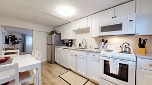 冰箱、微波炉、烤箱、炉灶