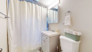 Duschwanne, Haartrockner, Handtücher