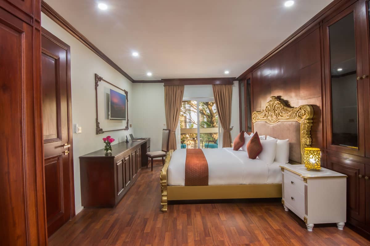 President Suite With Private Living Room - Kitchenette | Peralatan tempat tidur premium, bar mini, peti besi dalam bilik