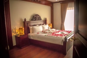 Premium bedding, minibar, in-room safe, individually furnished - Anachak Angkor Suite (Siem Reap)