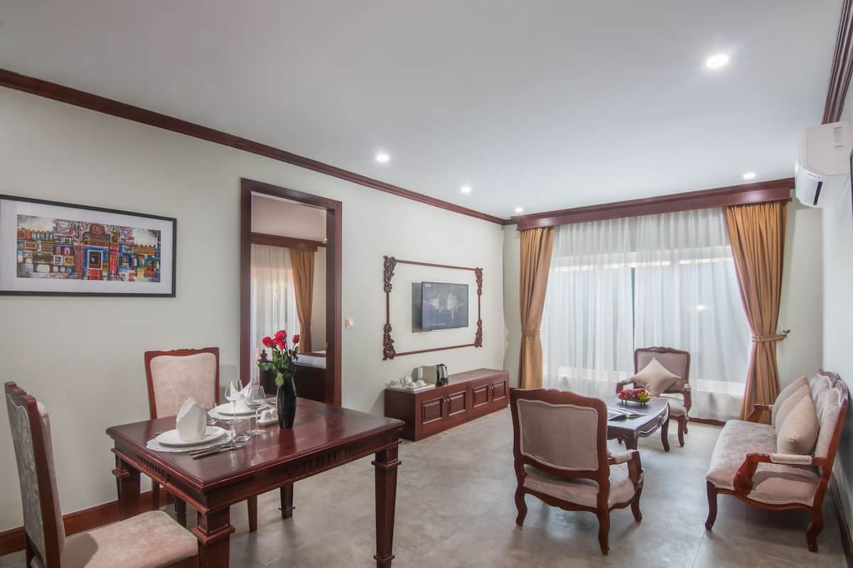 Family Suite With Private Living Room - Kitchenette | Makan dalam bilik