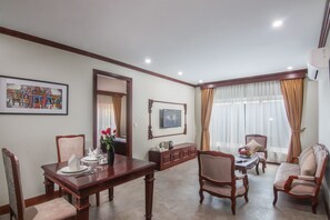Family Suite With Private Living Room - Kitchenette | In-room dining