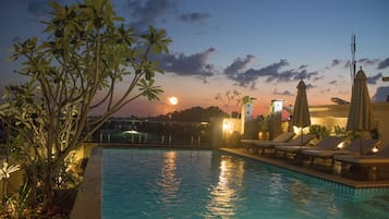 Hồ bơi ngoài trời, mở cửa từ 10:00 đến 21:00, dù/ô trên bãi biển/hồ bơi