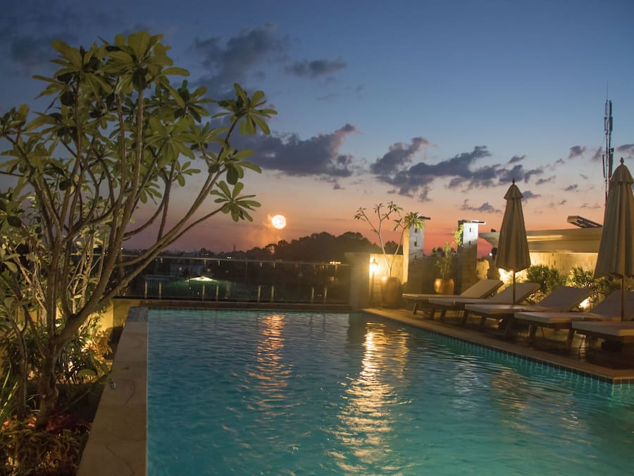 Una piscina al aire libre (de 10:00 a 21:00), sombrillas, tumbonas