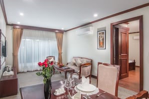 Flat-screen TV - Anachak Angkor Suite (Siem Reap)
