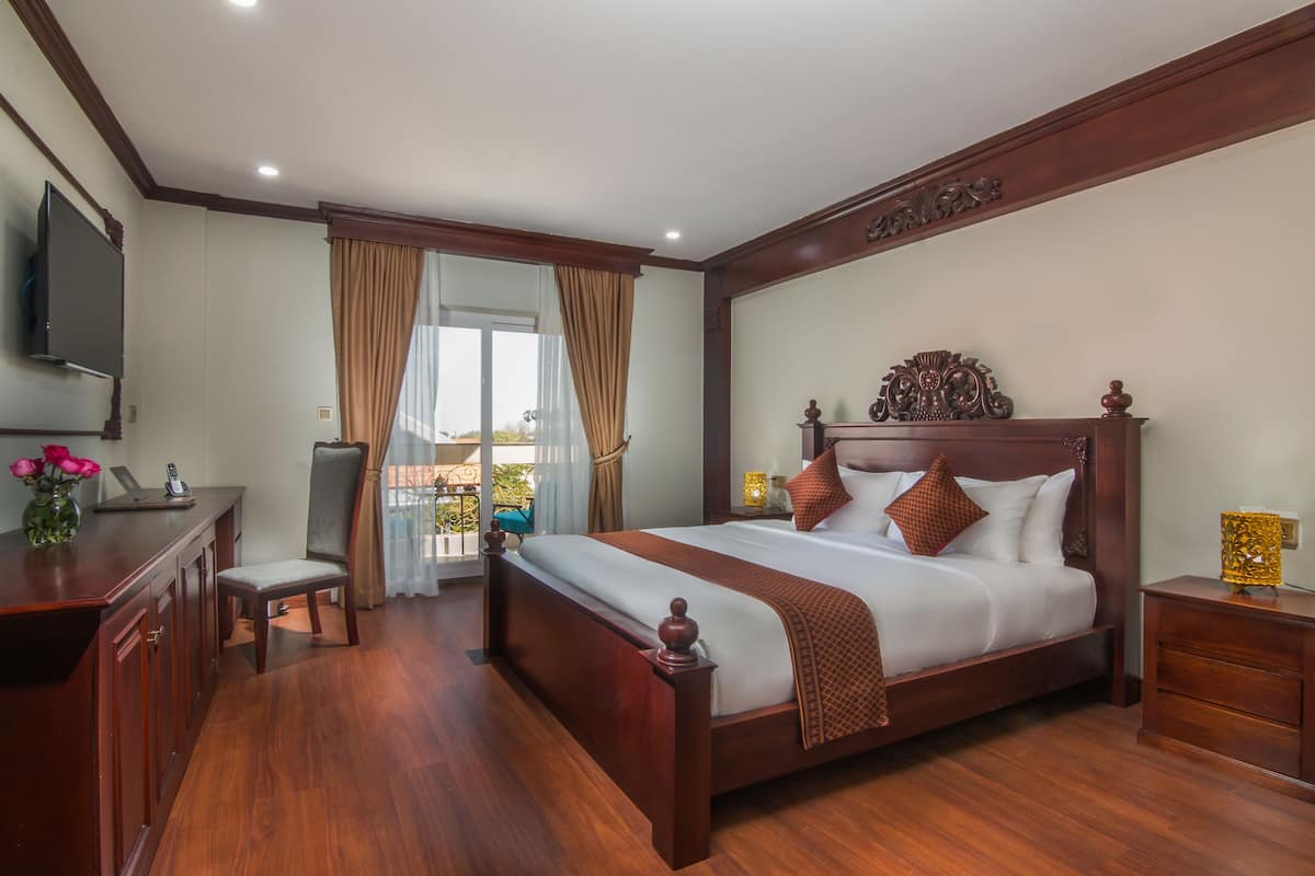 Premier Suite With Private Living Room - Kitchenette | Peralatan tempat tidur premium, bar mini, peti besi dalam bilik