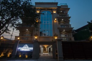 Fachada de la propiedad por la tarde o noche