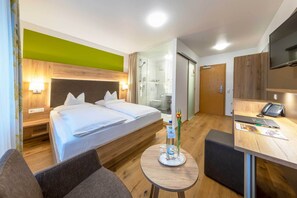 华丽双人房 | 高档床上用品、客房内保险箱、办公桌、笔记本电脑工作区