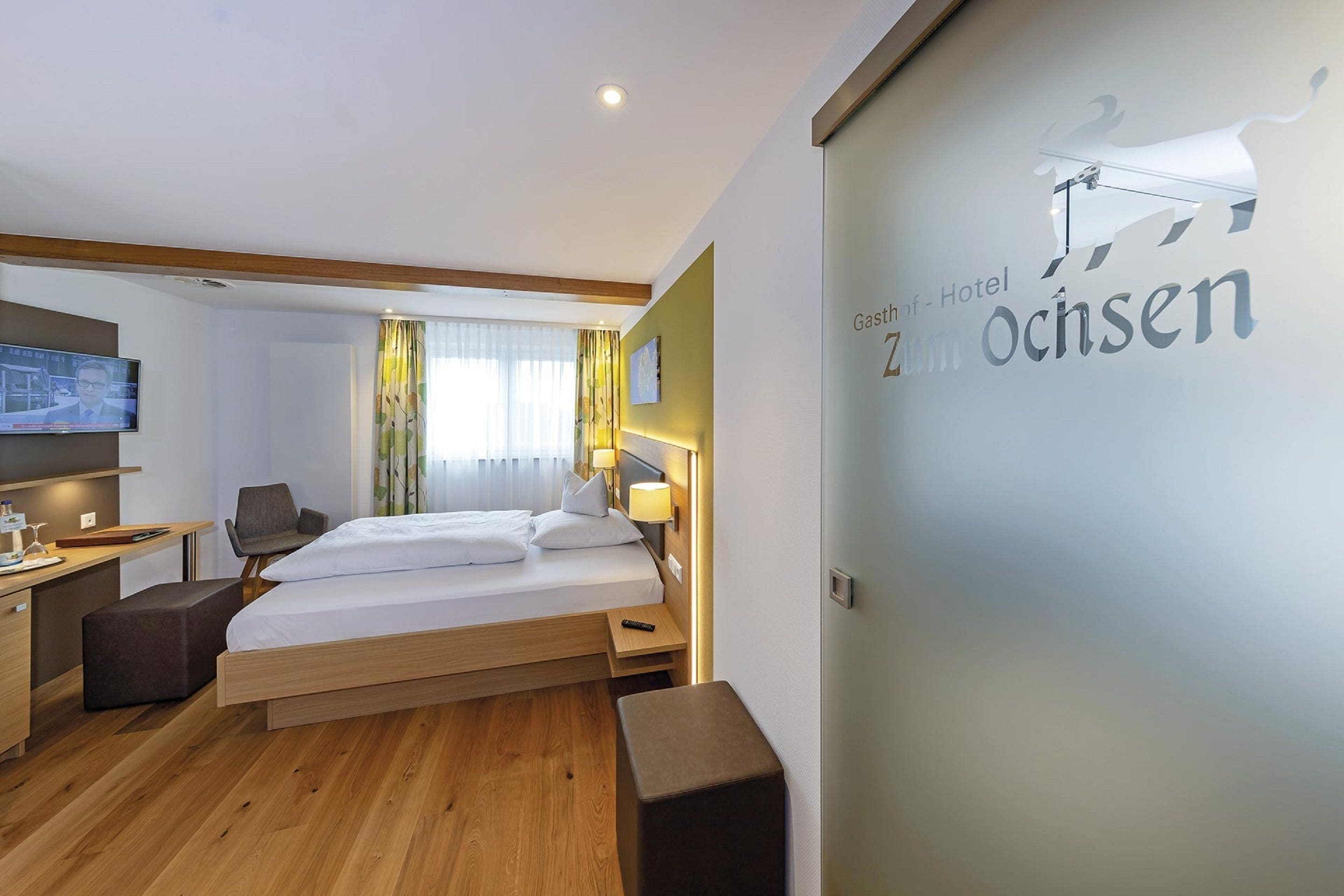 premium bedding, in-room safe, desk, laptop workspace