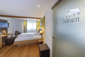 Hochwertige Bettwaren, Zimmersafe, Schreibtisch