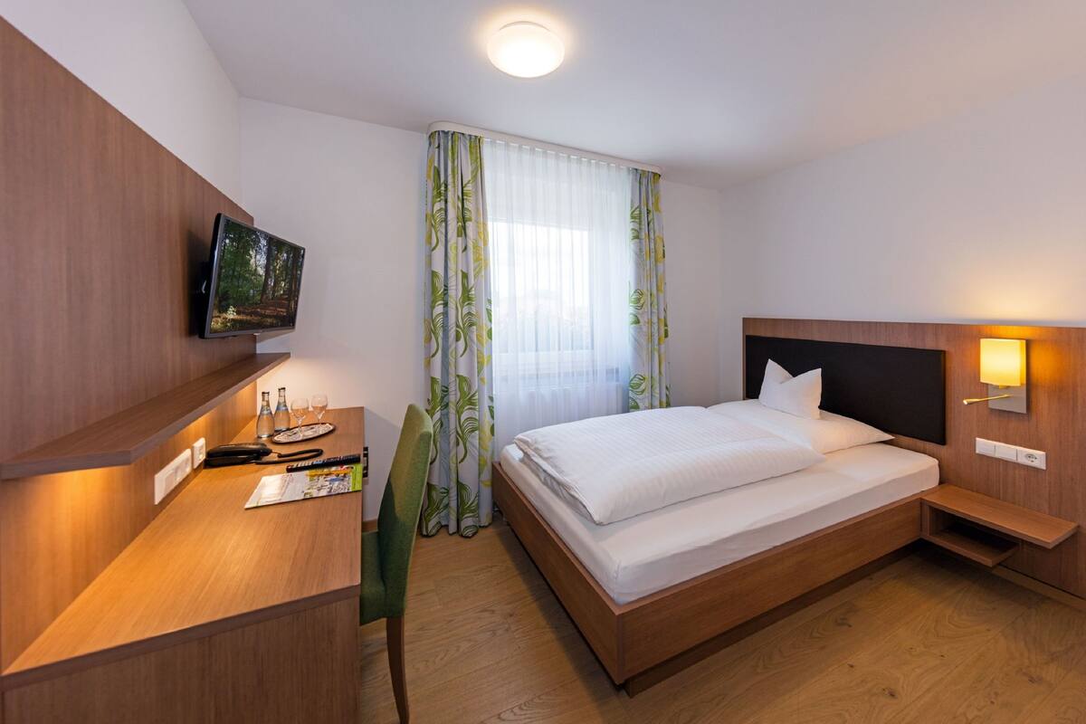 Economy Single Room | Premium bedding, in-room safe, desk, laptop workspace