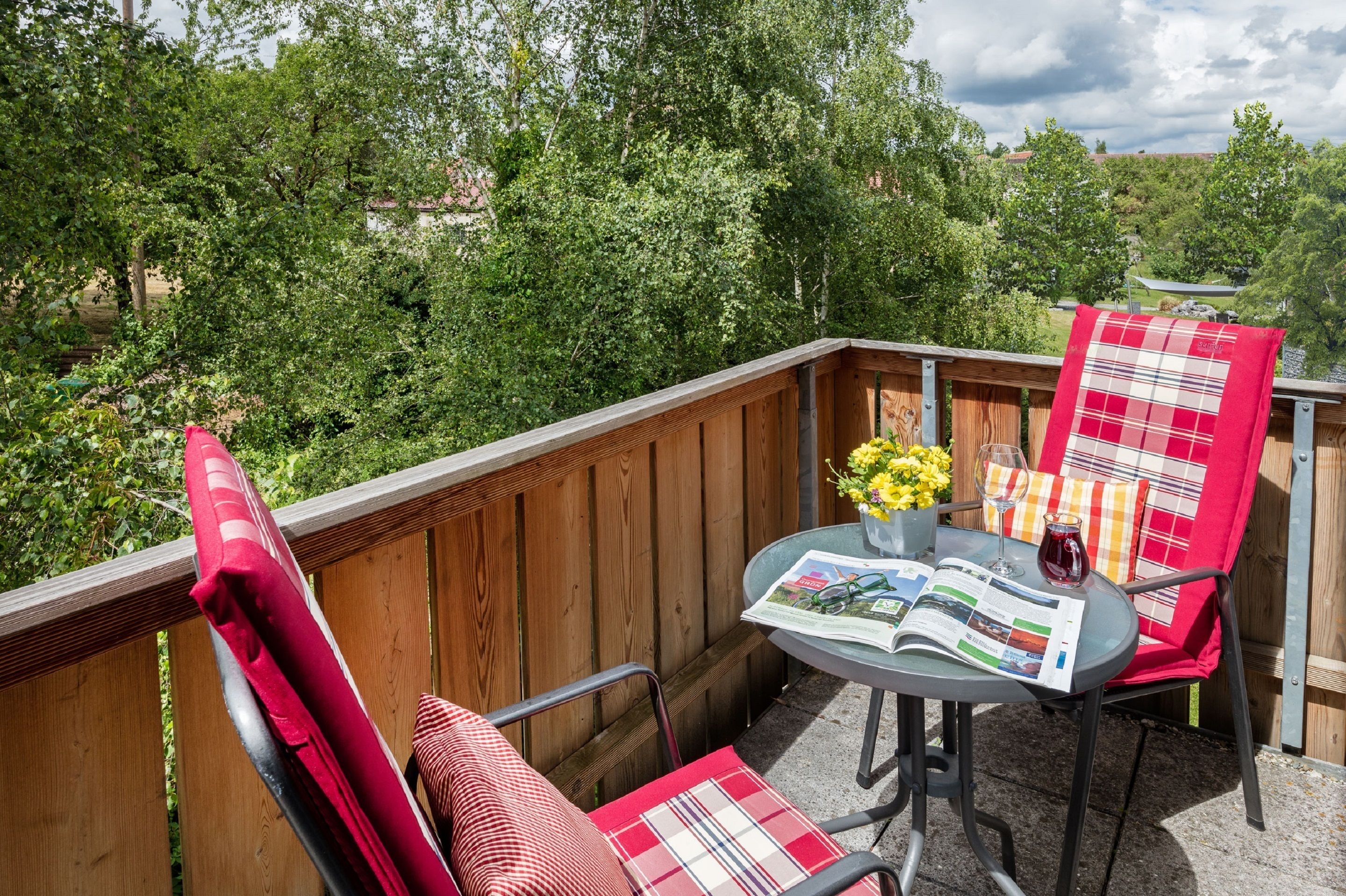 Seprai premium, brankas, meja kerja, dan ruang kerja ramah laptop