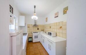 Kühlschrank, Mikrowelle, Herdplatte, Geschirrspüler