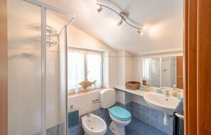 Bathtub - 4 bedroom lovely home in Ne (GE) (Ne (GE))