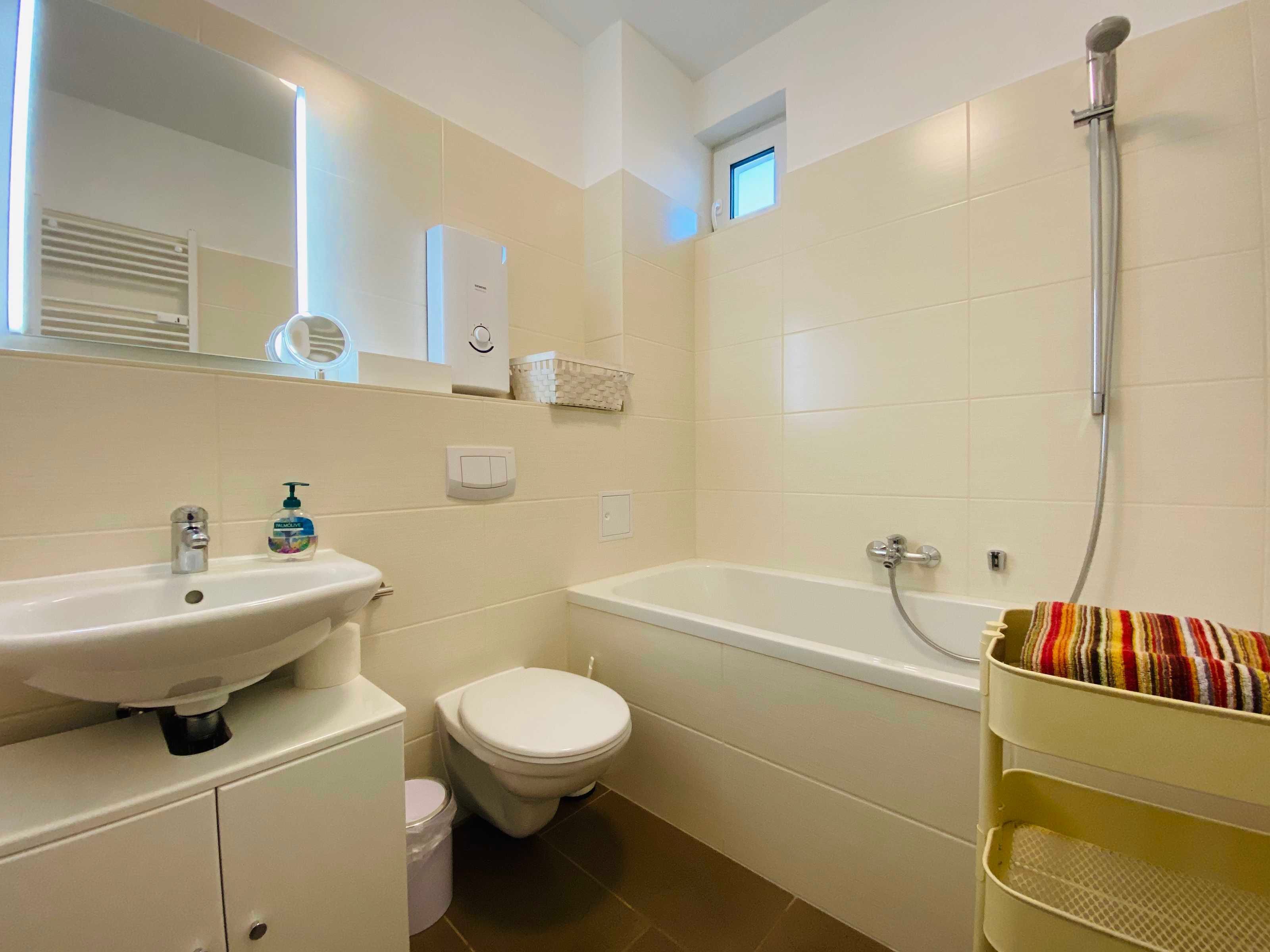 Ein Badezimmer mit Waschbecken, Toilette und Badewanne.