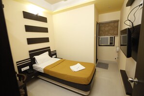 Economy Single Room, 1 Twin Bed, Accessible, Non Smoking | In-room safe, desk, rollaway beds