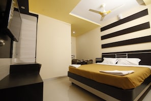 Economy Double Room, 1 Queen Bed, Accessible, Non Smoking | In-room safe, desk, rollaway beds