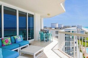 Outdoor dining - Spacious 10th Floor Beachfront Condo w/ Stunning Views in Central Destin! 🌅🐬 (Destin)