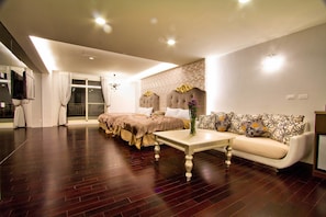 Firemannsrom – deluxe | Skrivebord, blendingsgardiner og lydisolert