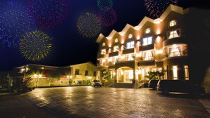 A multi-story hotel with a spacious entrance and a parking area. - Formosa Vacation Village Homestay (Ren'ai)