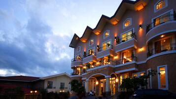 Bagian depan properti - sore/malam