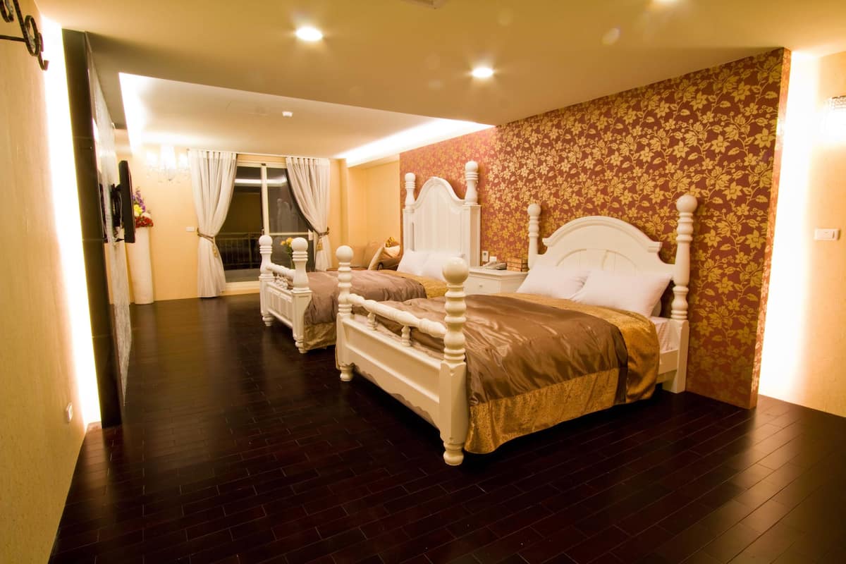 Deluxe Quadruple Room | Desk, blackout curtains, soundproofing, rollaway beds