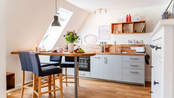 Coffee/tea maker, fridge, oven, stovetop
