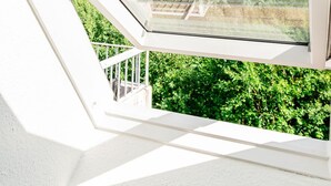 A skylight with a view of a traditional pagoda and lush greenery. - Smile vacation apartment right on the beach in Wassersleben (Harrislee)