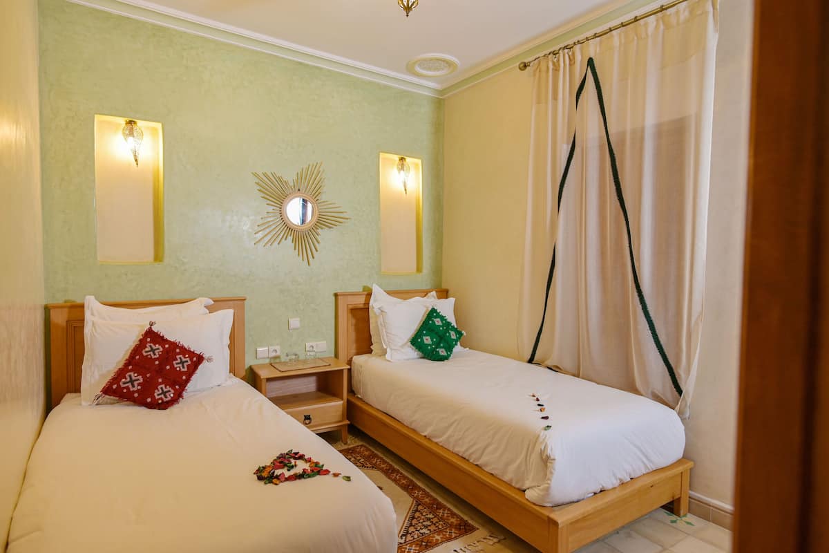 Ropa de cama de alta calidad, cortinas blackout, cunas y wifi gratis