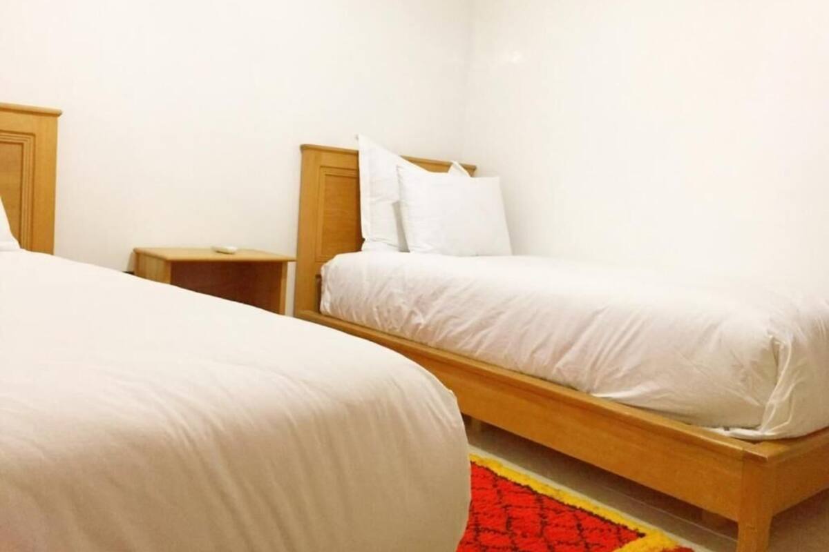 Ropa de cama de alta calidad, cortinas blackout, cunas y wifi gratis