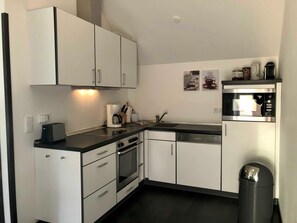 Køleskab, ovn, opvaskemaskine, kaffe-/temaskine