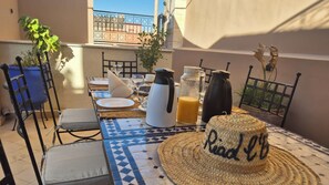 تناول الطعام بالخارج