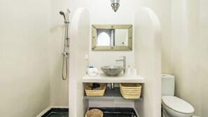 Dusche, Haartrockner, Handtücher, Toilettenpapier