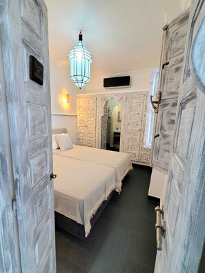 5 عدّة غرف نوم ومكتب ومكواة/لوح كي وسرير سفر