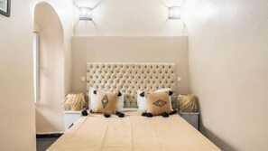 5 Schlafzimmer, Schreibtisch, Bügeleisen/Bügelbrett, Reisekinderbett