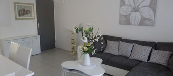 F2 i bolig med svømmebasseng, vaktmester og parkering