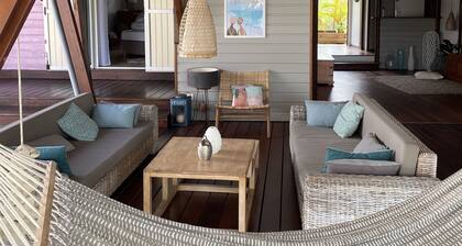 Villa en bois et sa piscine privée dans jardin tropical à 3 min des plages