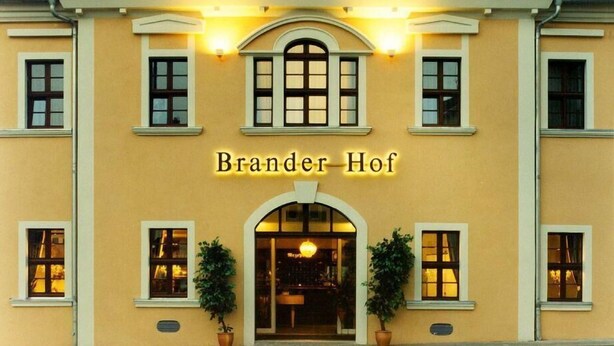 Un bâtiment sur lequel on peut lire l’inscription « Brander Hof » au-dessus de l’entrée.