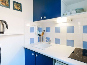 Fridge, microwave, stovetop