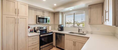 Jääkaappi, mikroaaltouuni, uuni, liesi