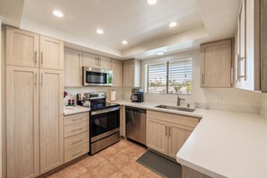 Geladeira, micro-ondas, fogão, cooktop