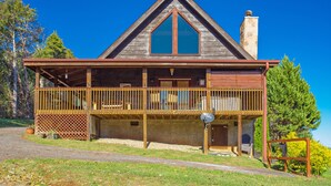 A wooden cabin with a balcony, a chimney, and a clear blue sky. - Highland Dream, Hot Tub, FREE tickets each paid day, Near Dollywood, WIFI!!! (Sevierville)