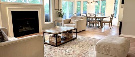 Smart-TV, peis, DVD-spiller og stereoanlegg