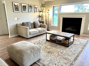 Una Smart TV, una chimenea, un reproductor de DVD