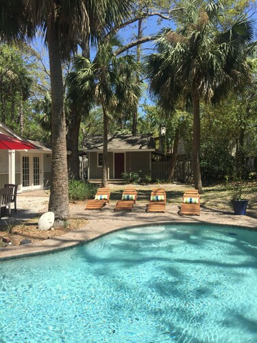 Walk to Coligny, beach, shops, Pvt heated pool, new furnishings, tvs for 2024