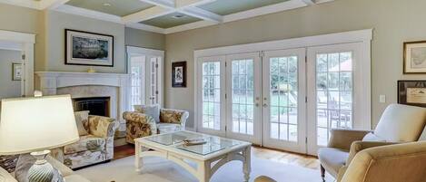 Smart-TV, peis, DVD-spiller og bøker