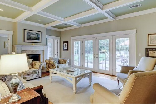 Walk to beach, Coligny shops, Pvt heated pool, new furnishings, large yard