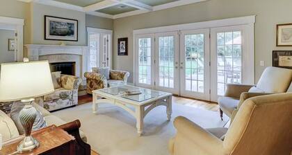 Walk to beach, Coligny shops, Pvt heated pool, new furnishings, large yard