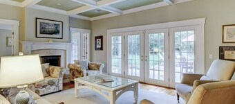 Walk to beach, Coligny shops, heated pool, new furnishings, large yard 070566