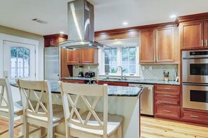 冷蔵庫、電子レンジ、オーブン、コンロ